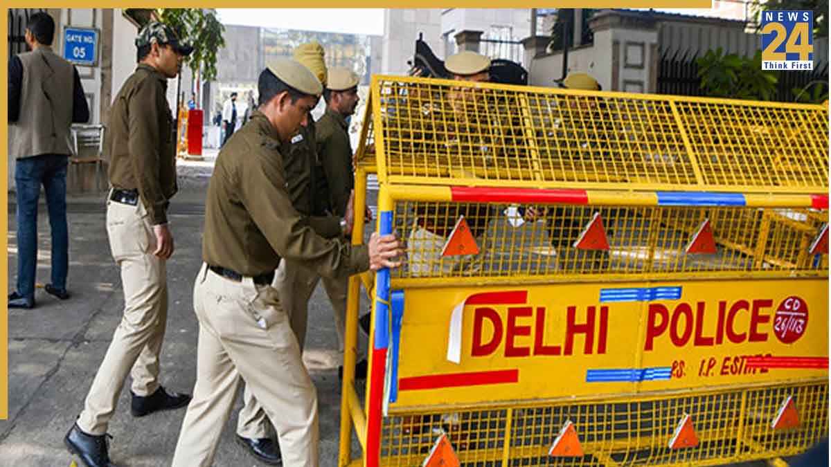 delhi police | lahori gate | robbery