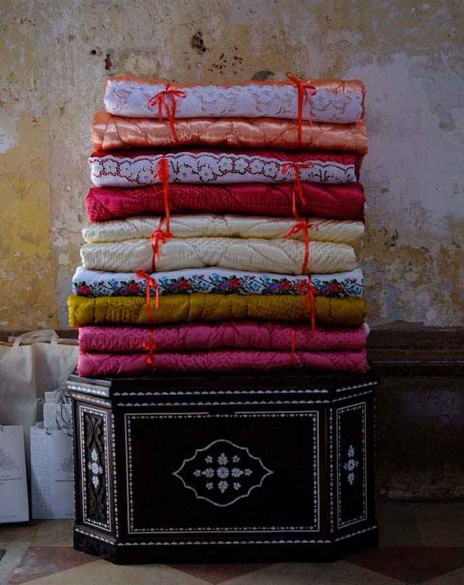 दीवार से सटाकर ना रखें कंबल 