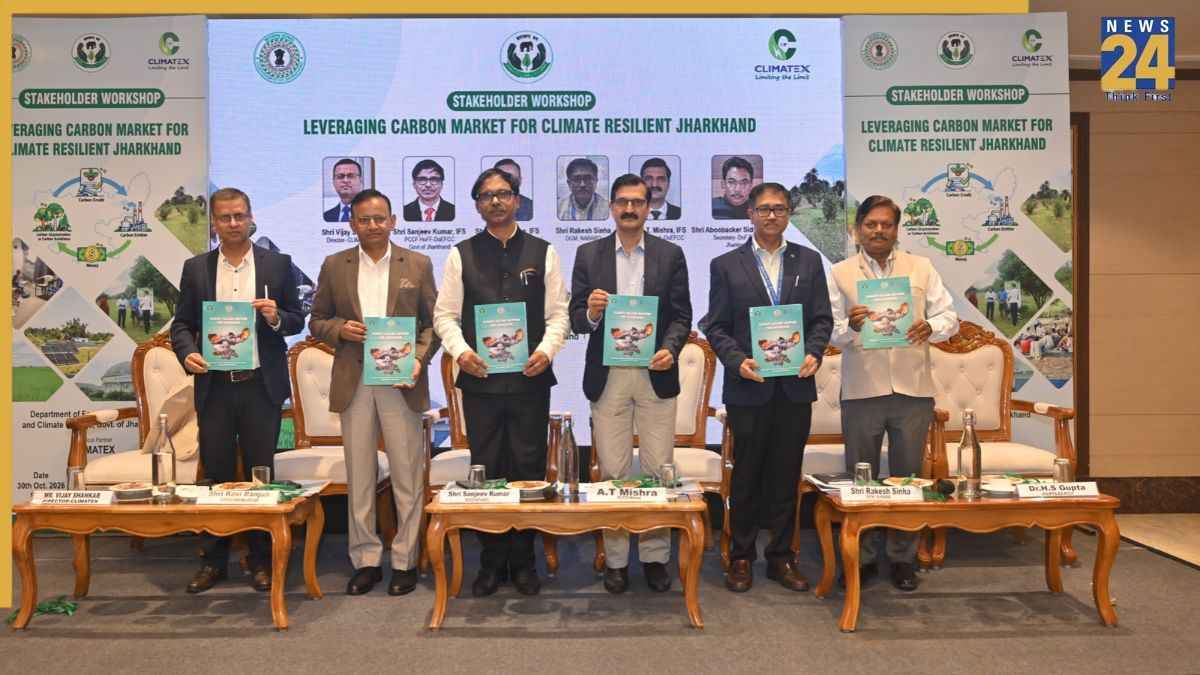 झारखंड के पेयजल एवं स्वच्छता मंत्री योगेंद्र प्रसाद ने हजारीबाग समाहरणालय में जल जीवन मिशन की योजनाओं की उच्चस्तरीय समीक्षा
