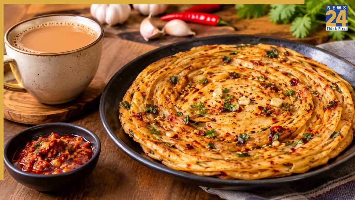 चाय के साथ रोजाना सादा पराठा खाकर हो गए हैं बोर? घर पर बनाएं तीखा-चटपटा चिली गार्लिक लच्छा पराठा