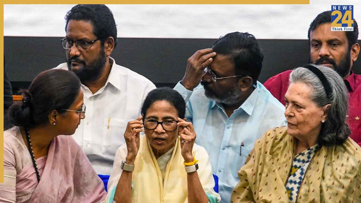 'INDIA' महाबैठक में सोनिया गांधी की एंट्री ने क्यों चौंकाया? हॉल में कैसे मची अफरातफरी