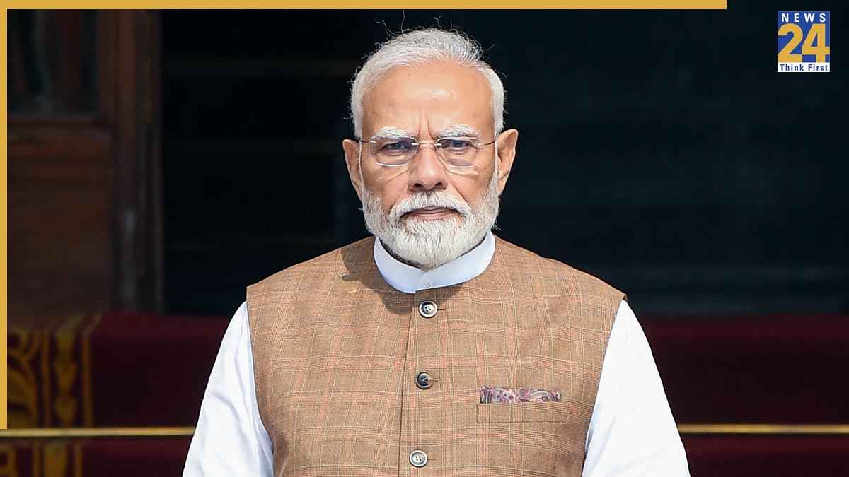 Government to Reduce Stake in 4 PSU Banks Central Bank, UCO Bank, IOB and Punjab & Sind Bank to 25% Public Holding in Hindi.