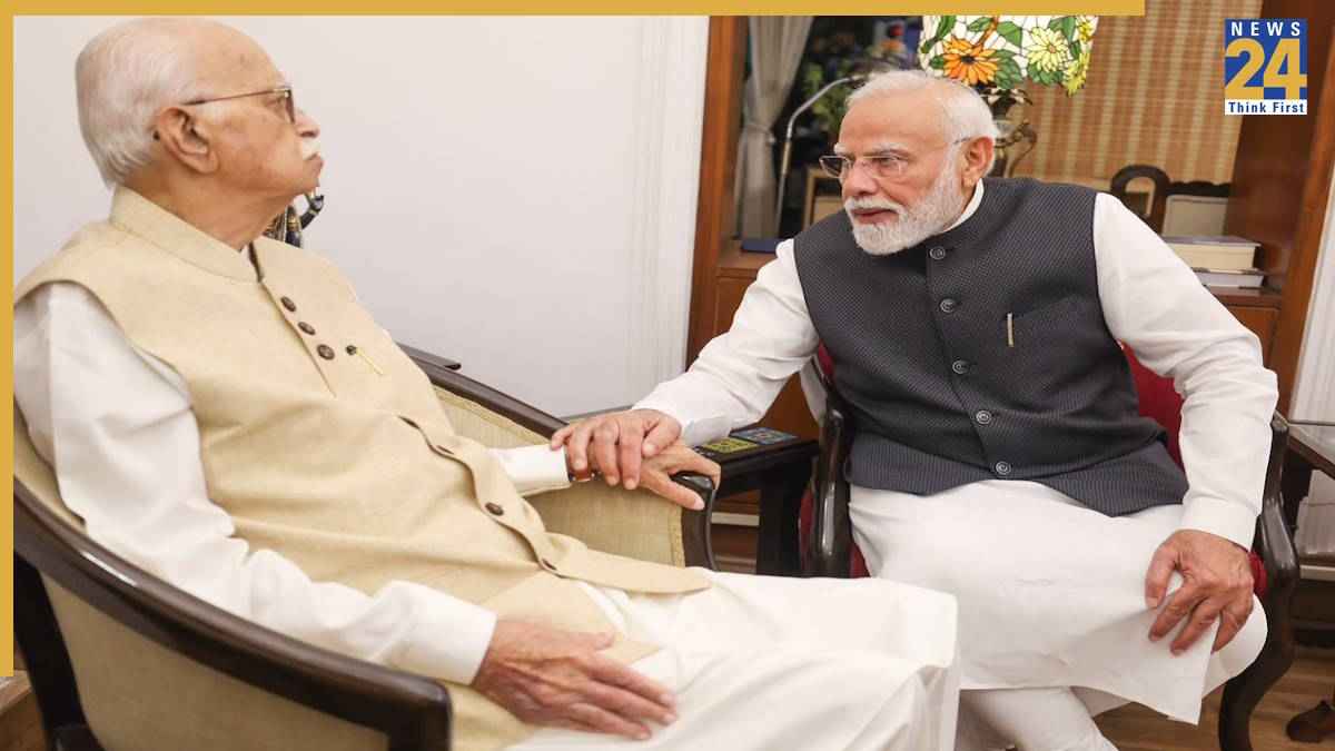 जनसेवा के 25 साल पूरे होने पर लालकृष्ण आडवाणी से मिले PM मोदी, पैर छूकर लिया आशीर्वाद