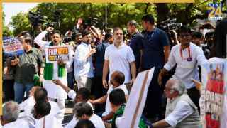 CEC के इस्तीफे की मांग पर अड़ा विपक्ष, धरने पर बैठे राहुल-प्रियंका