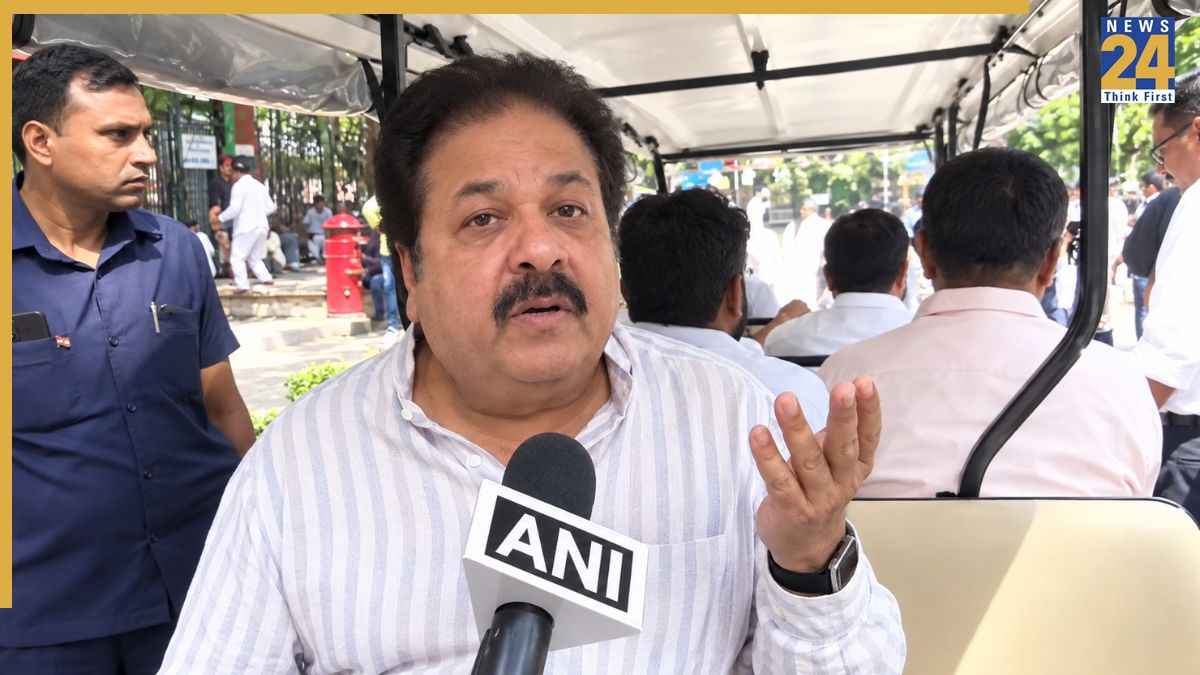 'CEC ज्ञानेश कुमार के इस्तीफे से कम में समझौता नहीं', विपक्ष के ECI मार्च में कांग्रेस सांसद राजीव शुक्ला का बड़ा बयान