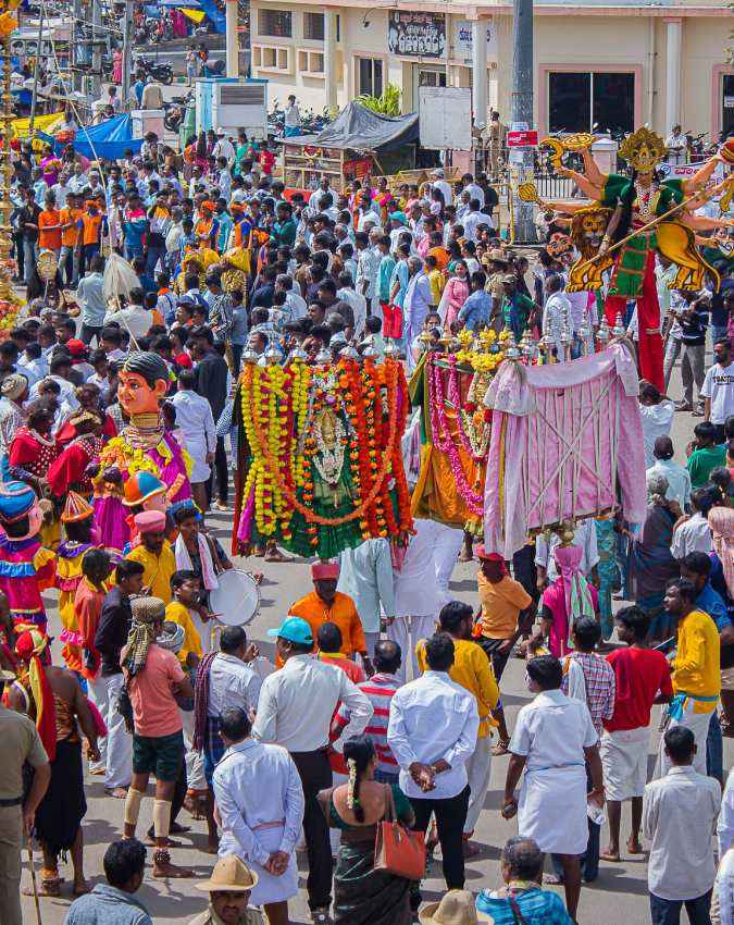 मोबाइल और पर्स को रखें सुरक्षित