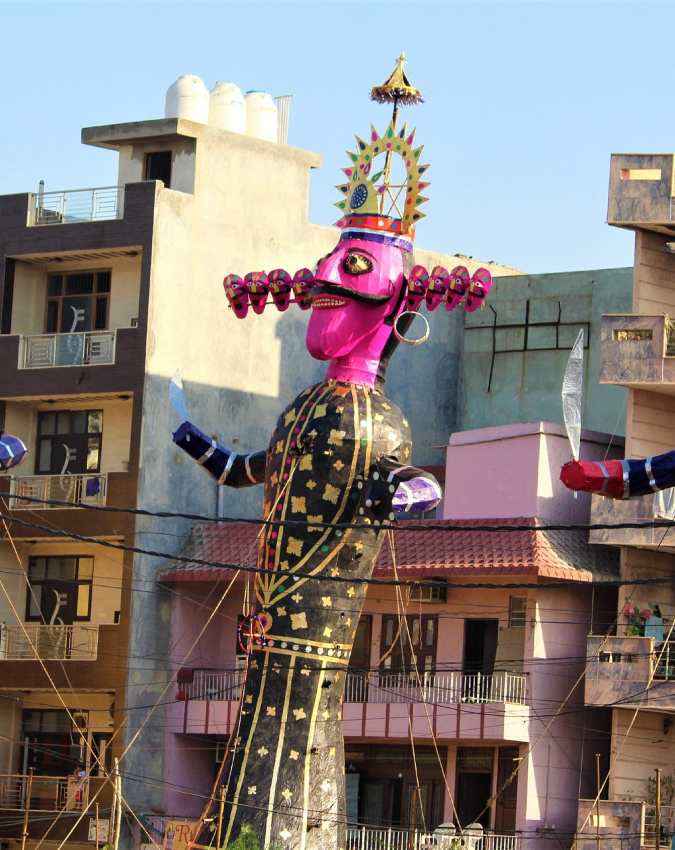 भीड़ से थोड़ा दूर खड़े हो