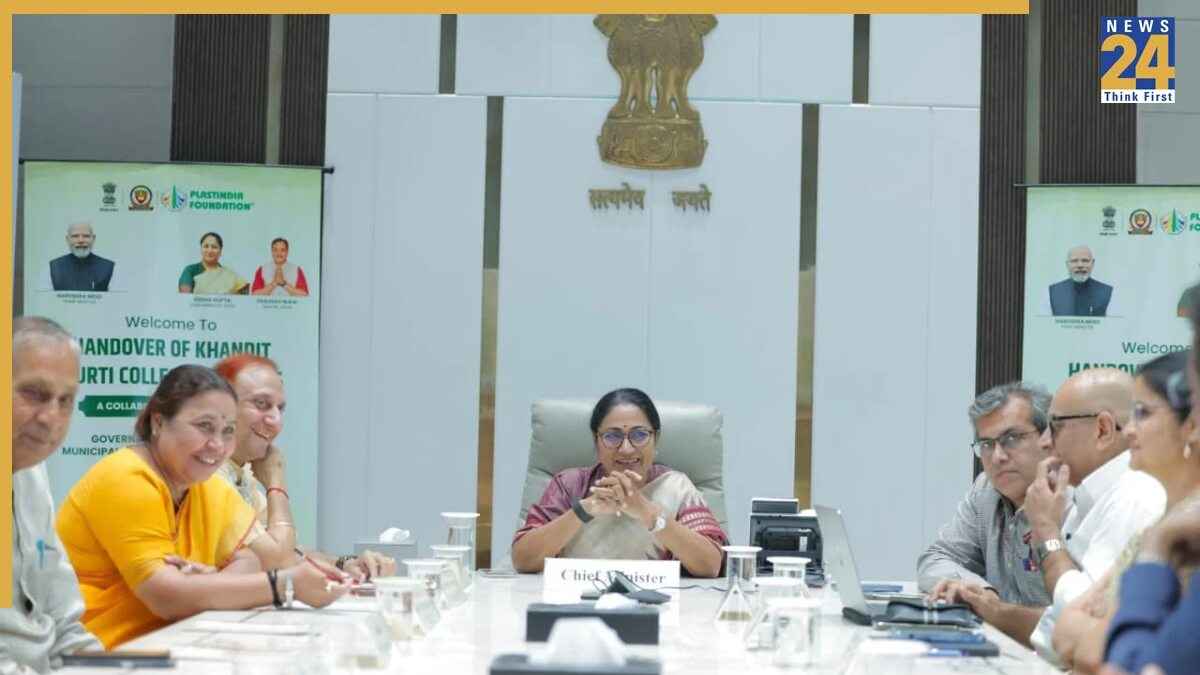 आस्था और पर्यावरण संरक्षण को साथ लेकर चलेगी दिल्ली, खंडित मूर्तियों के सम्मानजनक संग्रहण के लिए कियोस्क होंगे स्थापित: मुख्यमंत्री रेखा गुप्ता