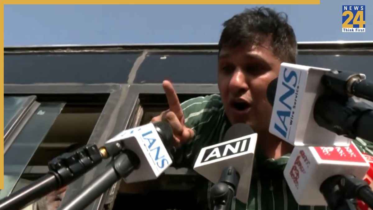 'फुटबॉल की तरह उठाकर फेंक रहे…', CEC के इस्तीफे की मांग को लेकर दिल्ली में प्रदर्शन, हिरासत में कई AAP लीडर