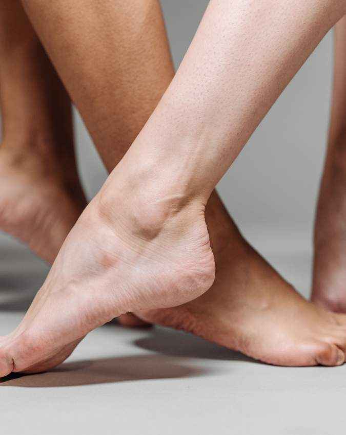एड़ियों के लिए गुनगुने पानी का करें इस्तेमाल