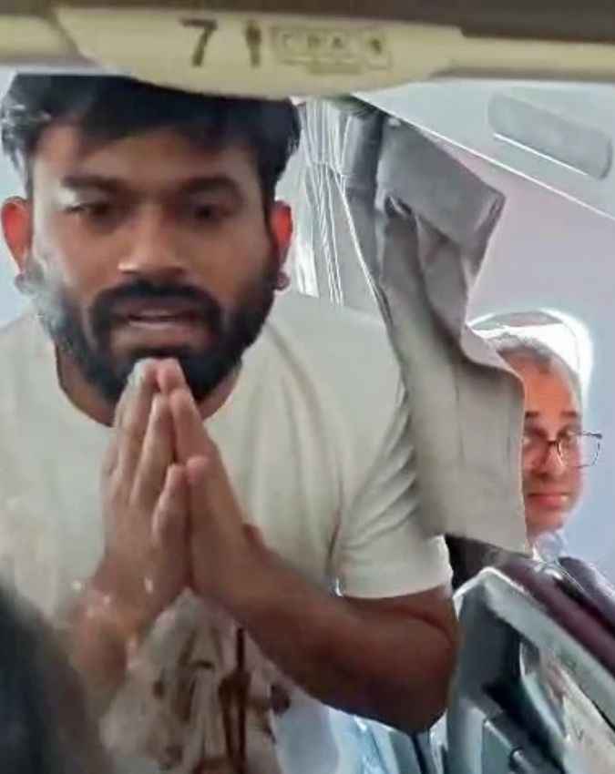 विमान लैंड होते ही CJP संस्थापक अभिजीत दीपके हिरासत में