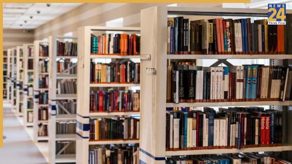 अमेरिका में किताबों पर कैंची: एक साल में 12,000 किताबें बैन, AI तय कर रहा है क्या पढ़ेंगे बच्चे!