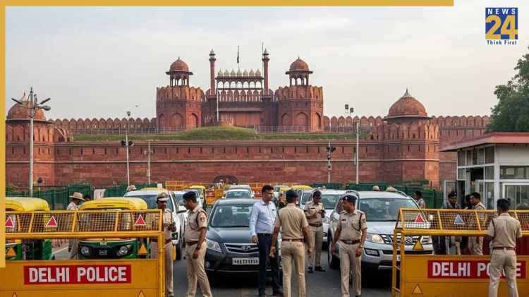 दशहरा पर दिल्ली पुलिस अलर्ट, लाल किले के पास CCTV और 2000 जवान तैनात