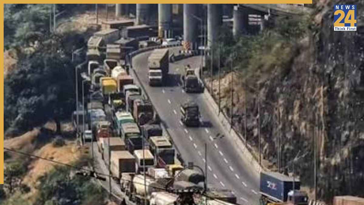 Mumbai Pune Expressway Connecting Link Goods Vehicle Ban Nov 1 Speed Limit Cars 100 Kmph Buses 80 Kmph Details in Hindi.