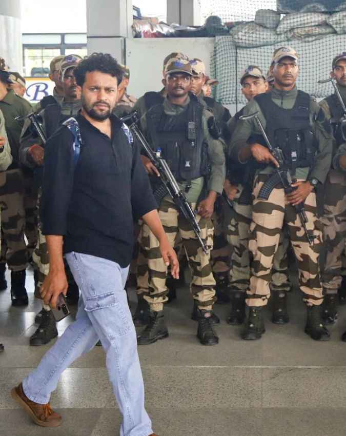 सुरक्षा व्यवस्था के बीच तैनात सुरक्षाकर्मी