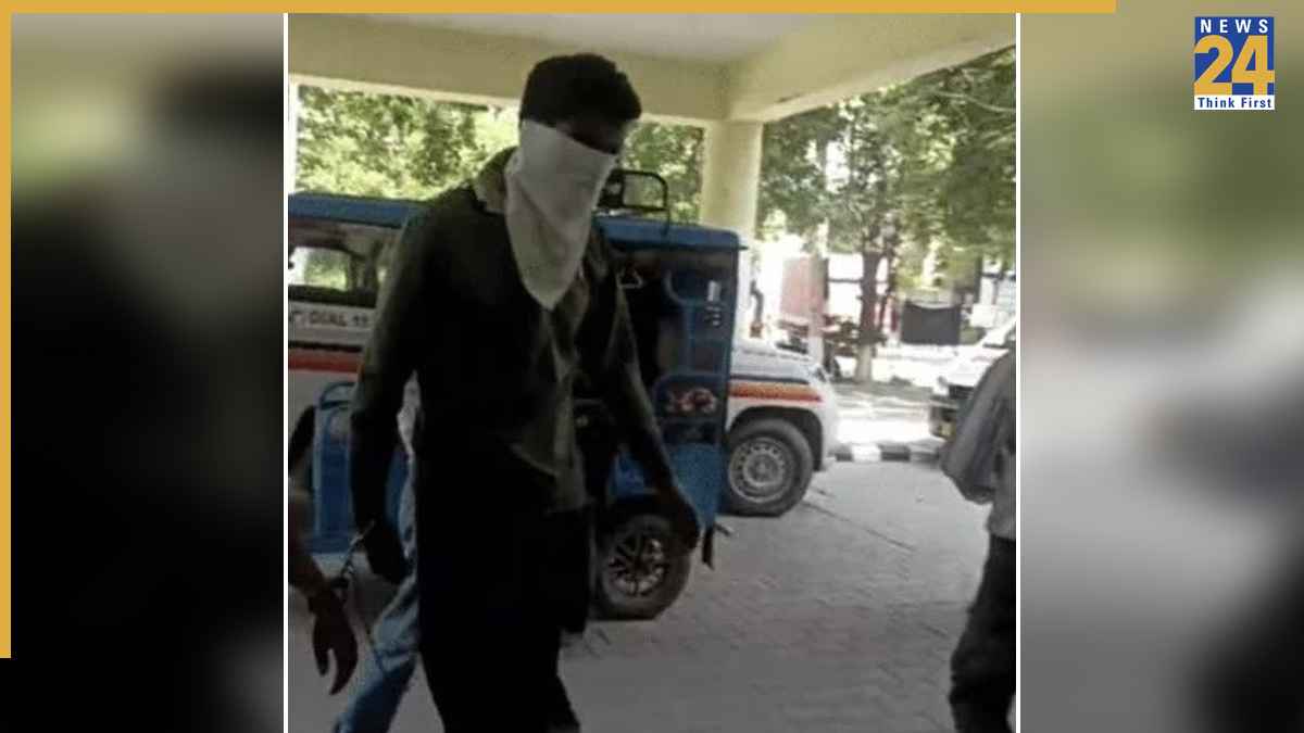 स्कूल में चपरासी ने 16 साल की छात्रा को पीछे से दबोचा, जबरन किया किस