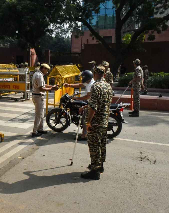 बैरिकेडिंग के पास वाहनों की जांच