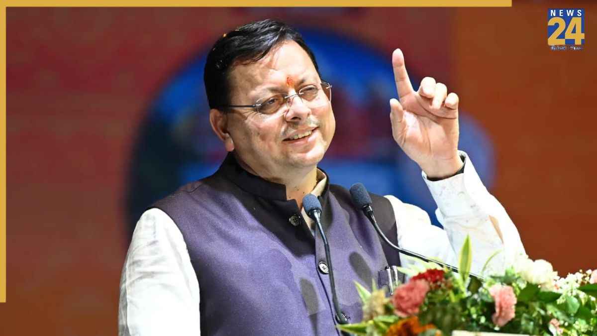 सीएम पुष्कर सिंह धामी पारंपरिक रंग में रंगे, कलाकारों के साथ थिरके और स्वयं बजाया ढोल