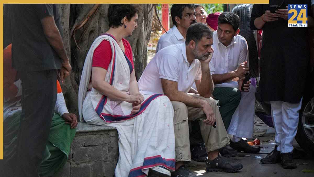 'चुनाव आयोग से मिलकर रहेंगे', आकाशवाणी भवन पर 300 सांसदों के साथ धरने पर डटे राहुल गांधी