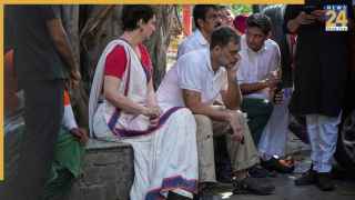 'चुनाव आयोग से मिलकर रहेंगे', आकाशवाणी भवन के पास धरने पर डटे राहुल गांधी