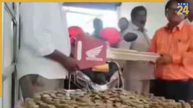 10-10 रुपये के 12,300 सिक्के लेकर पहुंचा स्कूटी खरीदने, गिनने में लगे 2 घंटे; 3 साल से कर रहा था जमा